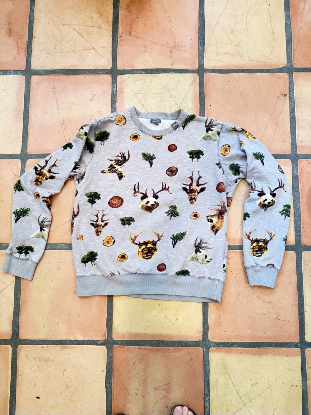 Lrg Light Gray Crewneck Sweatshirt with Deer & Tree Print